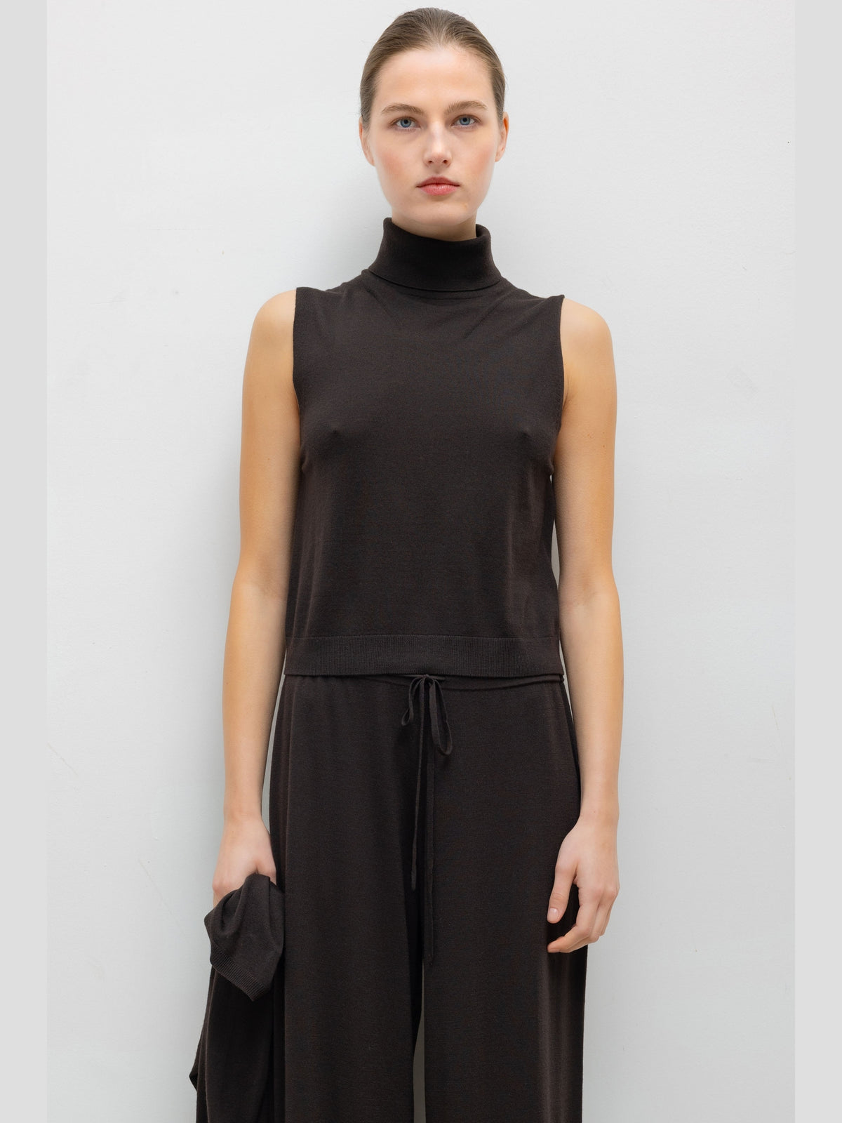 JAMES SLEEVELESS TURTLENECK LESET
