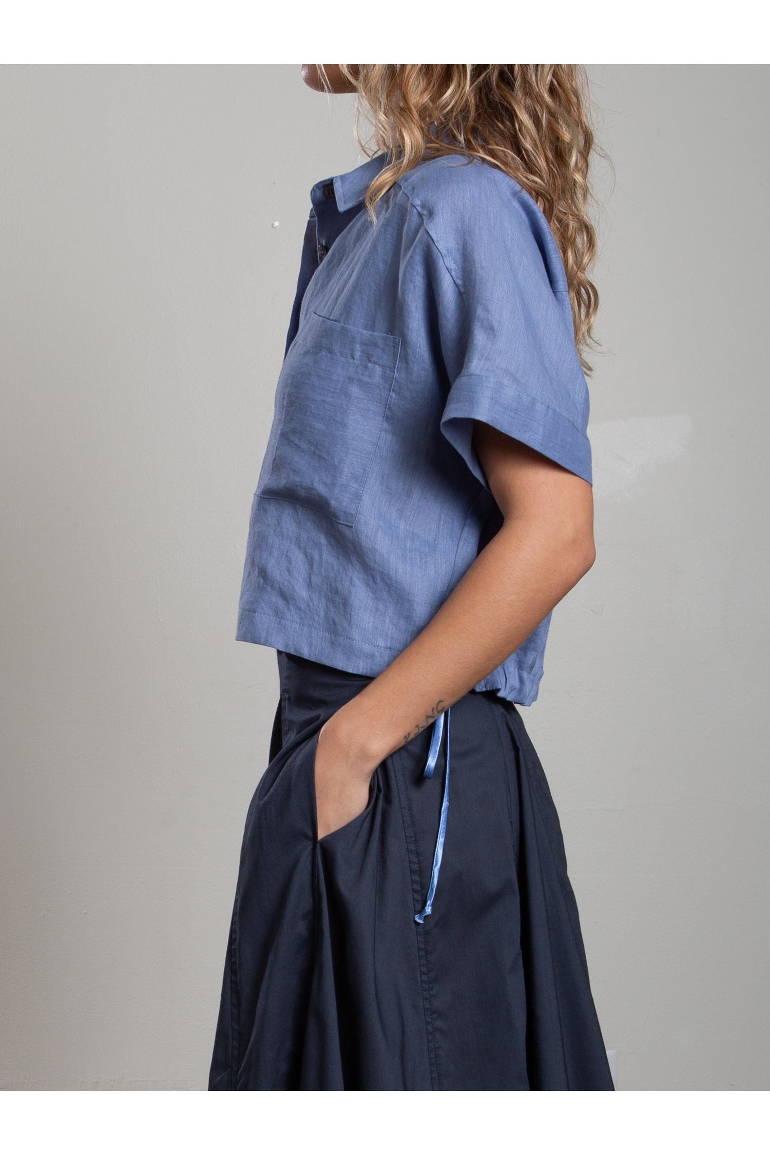 Zoey Shirt in French Linen Pharaoh