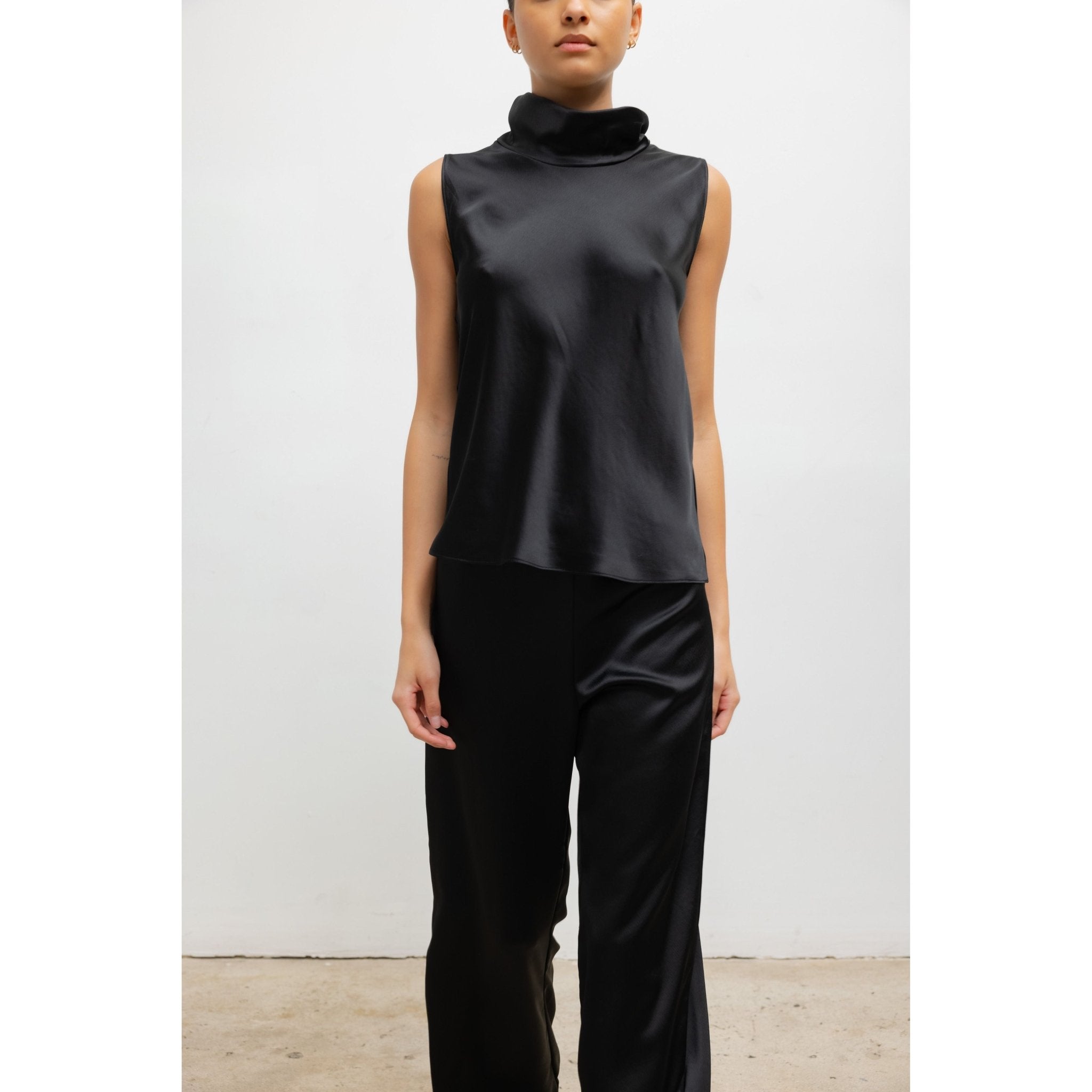 Barb Sleeveless Cowl Neck LESET